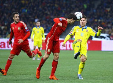 Kiev, Ukrayna - 12 Ekim 2015: Xabier Etxeita, İspanya (L) Nsk Olimpiyskyi Stadyumu'nda kendi Uefa Euro 2016 yeterlik oyun sırasında Ukrayna ile Yevhen Konoplyanka bir top için savaşır. İspanya 1-0 kazandı