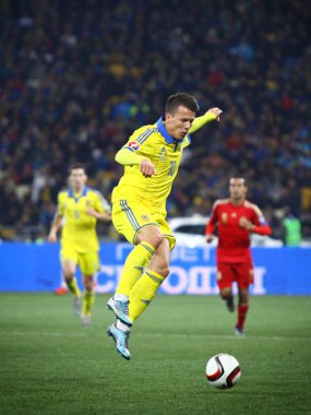 Kiev, Ukrayna - 12 Ekim 2015: Yevhen Konoplyanka İspanya Kiev Nsk Olimpiyskyi Stadyumu'nda karşı Uefa Euro 2016 yeterlik oyun sırasında Ukrayna saldırıların