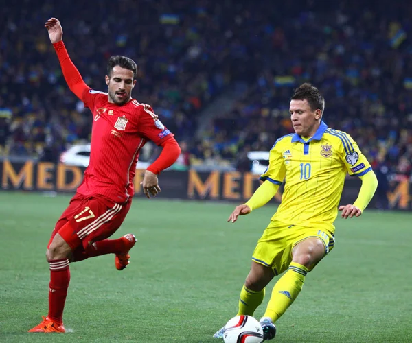 Kiev, Ukrayna - 12 Ekim 2015: Yevhen Konoplyanka Ukraine (R), Nsk Olimpiyskyi Stadyumu'nda kendi Uefa Euro 2016 yeterlik oyun sırasında İspanya ile Mario Gaspar bir top için savaşır. İspanya 1-0 kazandı