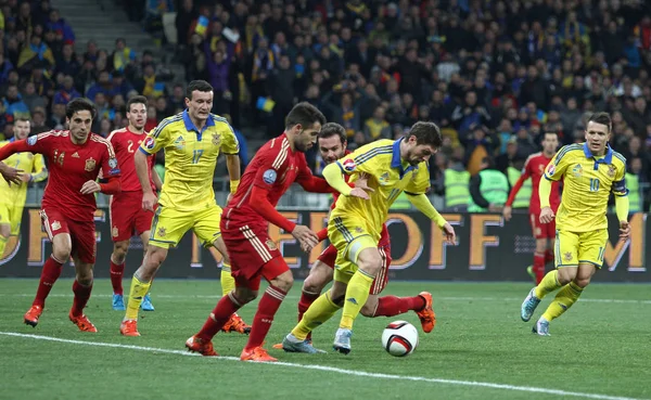 Kyiv Ucrania Octubre 2015 Los Futbolistas Ucranianos Amarillo Españoles Luchan —  Fotos de Stock