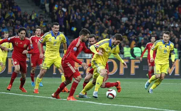 Kiev, Ukrayna - 12 Ekim 2015: Ukrayna (içinde sarı) ve İspanyol futbolcu oyuncular Kiev stadyumda Nsk Olimpiyskyi onların Uefa Euro 2016 yeterlik oyun sırasında top için mücadele. İspanya 1-0 kazandı