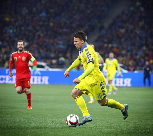 Kiev, Ukrayna - 12 Ekim 2015: Yevhen Konoplyanka İspanya Kiev Nsk Olimpiyskyi Stadyumu'nda karşı Uefa Euro 2016 yeterlik oyun sırasında Ukrayna saldırıların