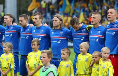 Reykjavik, İzlanda - 5 Eylül 2017: Oyuncular milli futbol takımı FIFA Dünya Kupası 2018 Reykjavik Ukrayna'da karşı oyun eleme önce milli marşlar İzlanda dinle