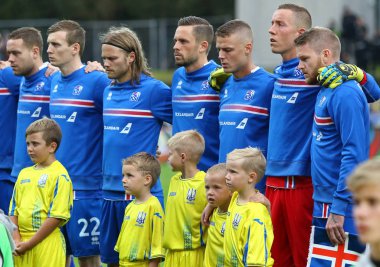 Reykjavik, İzlanda - 5 Eylül 2017: Oyuncular milli futbol takımı FIFA Dünya Kupası 2018 Reykjavik Ukrayna'da karşı oyun eleme önce milli marşlar İzlanda dinle
