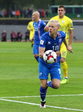 Reykjavik, İzlanda - 5 Eylül 2017: Eylem sırasında FIFA Dünya Kupası eleme maçında Ukrayna Reykjavik Laugardalsvollur Stadyumu'nda 2018 yılında İzlanda'nın Hordur Magnusson. İzlanda 2-0 kazandı
