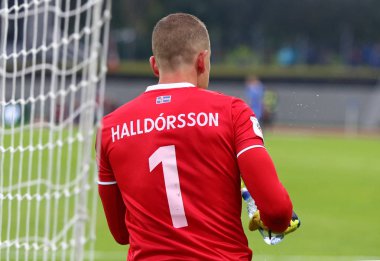Reykjavik, İzlanda - 5 Eylül 2017: Eylem sırasında FIFA Dünya Kupası eleme maçında Ukrayna Reykjavik Laugardalsvollur Stadyumu'nda 2018 yılında İzlanda'nın kaleci Hannes Halldorsson