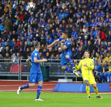 Reykjavik, İzlanda - 5 Eylül 2017: Johann Gudmundsson top FIFA Dünya Kupası eleme maçında Ukrayna Reykjavik, İzlanda'daki Laugardalsvollur Stadyumu'nda 2018 sırasında İzlanda (C) başladı