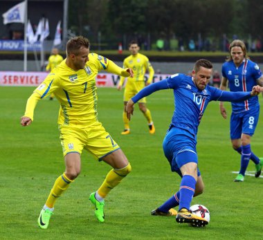 Reykjavik, İzlanda - 5 Eylül 2017: Andriy Yarmolenko Ukrayna (L) bir top için İzlanda'daki GyIfi'yi Sigurdsson ile onların FIFA Dünya Kupası 2018 oyun Reykjavik, İzlanda eleme sırasında savaşır