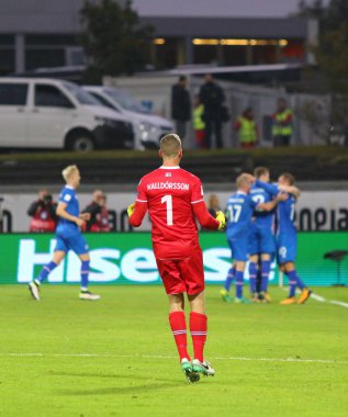 Reykjavik, İzlanda - 5 Eylül 2017: Oyun Laugardalsvollur Stadyumu, eleme İzlanda karşı onların FIFA Dünya Kupası 2018 yılında Ukrayna attı sonra kaleci Hannes Halldorsson İzlanda'daki tepki verir