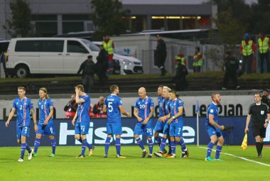 Reykjavik, İzlanda - 5 Eylül 2017: İzlanda oyuncular oyun Laugardalsvollur Stadyumu, eleme onların FIFA Dünya Kupası 2018 yılında Ukrayna karşı bir gol attı sonra tepki. İzlanda 2-0 kazandı