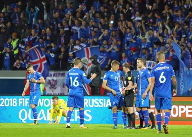 Reykjavik, İzlanda - 5 Eylül 2017: Oyuncular İzlanda milli futbol takımı teşekkür hakem sonra FIFA Dünya Kupası eleme maçında Ukrayna Reykjavik Laugardalsvollur Stadyumu'nda 2018