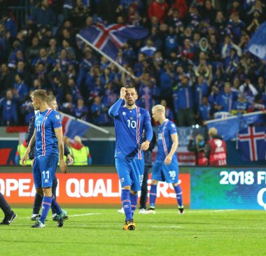 Reykjavik, İzlanda - 5 Eylül 2017: Oyuncular İzlanda Milli Futbol Takımı teşekkür hayranları FIFA Dünya Kupası eleme maçında Ukrayna Reykjavik, İzlanda'daki Laugardalsvollur Stadyumu'nda 2018 sonra