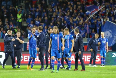 Reykjavik, İzlanda - 5 Eylül 2017: Oyuncular İzlanda Milli Futbol Takımı teşekkür hayranları FIFA Dünya Kupası eleme maçında Ukrayna Reykjavik, İzlanda'daki Laugardalsvollur Stadyumu'nda 2018 sonra