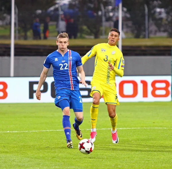 Reykjavik, İzlanda - 5 Eylül 2017: Jon Dadi Bodvarsson İzlanda (L) kavgalar bir top Yevhen Khacheridi onların FIFA Dünya Kupası 2018 oyun Reykjavik, İzlanda eleme sırasında Ukrayna ile