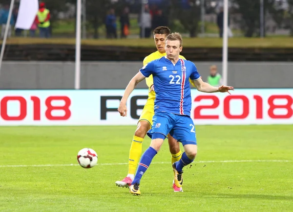 Reykjavik, İzlanda - 5 Eylül 2017: Jon Dadi Bodvarsson İzlanda (L) kavgalar bir top Yevhen Khacheridi onların FIFA Dünya Kupası 2018 oyun Reykjavik, İzlanda eleme sırasında Ukrayna ile