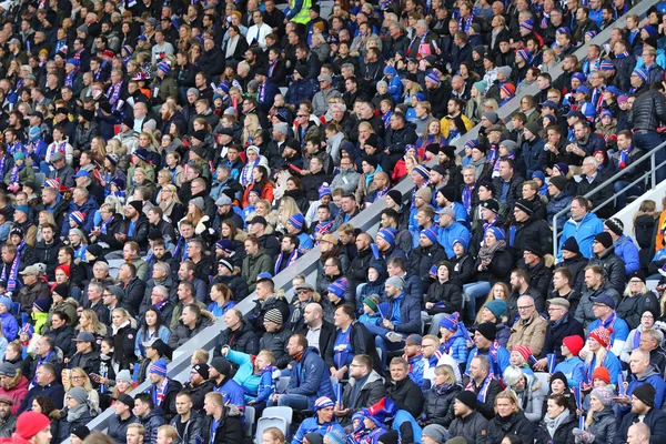 雷克雅未克 2017 冰岛国家队在雷克雅未克期间限定游戏冰岛 乌克兰的国际足联世界杯 2018 Laugardalsvollur 体育场看台上的支持者 — 图库照片