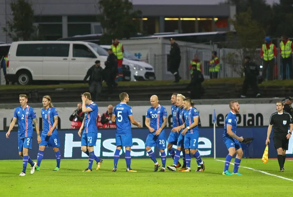 Reykjavik, İzlanda - 5 Eylül 2017: İzlanda oyuncular oyun Laugardalsvollur Stadyumu, eleme onların FIFA Dünya Kupası 2018 yılında Ukrayna karşı bir gol attı sonra tepki. İzlanda 2-0 kazandı
