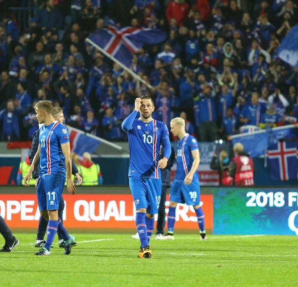 Reykjavik, İzlanda - 5 Eylül 2017: Oyuncular İzlanda Milli Futbol Takımı teşekkür hayranları FIFA Dünya Kupası eleme maçında Ukrayna Reykjavik, İzlanda'daki Laugardalsvollur Stadyumu'nda 2018 sonra