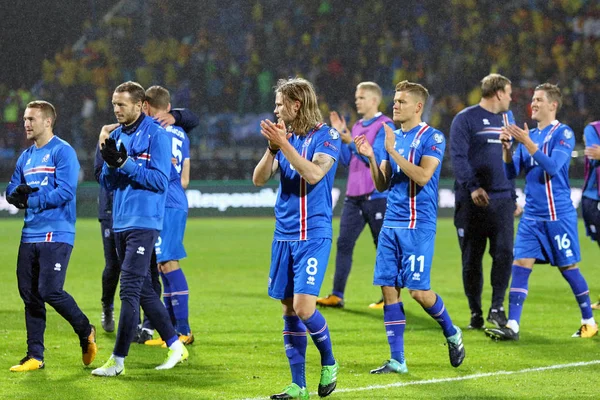 Reykjavik, İzlanda - 5 Eylül 2017: Oyuncular İzlanda Milli Futbol Takımı teşekkür hayranları FIFA Dünya Kupası eleme maçında Ukrayna Reykjavik, İzlanda'daki Laugardalsvollur Stadyumu'nda 2018 sonra