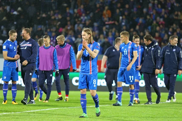 雷克雅未克 2017 球员冰岛国家足球队在预选赛对阵乌克兰在雷克雅未克 Laugardalsvollur 体育馆举行的国际足联世界杯 2018年后感谢球迷 — 图库照片
