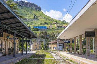 Enna, İtalya - 9 Mayıs 2018: Enna Tren İstasyonu (Stazione di Enna), 5 km uzaklıktadır Enna eski şehir, Sicilya çok altında yer alan küçük tren istasyonu. Palermo ve Catania için birkaç trenler bir gün çalıştırmak