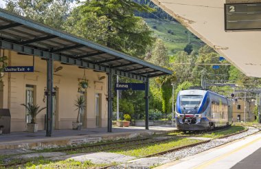 Enna, İtalya - 9 Mayıs 2018: Enna Tren İstasyonu (Stazione di Enna), 5 km uzaklıktadır Enna eski şehir, Sicilya, İtalya çok altında yer alan küçük Tren İstasyonu Tren geldiğinde