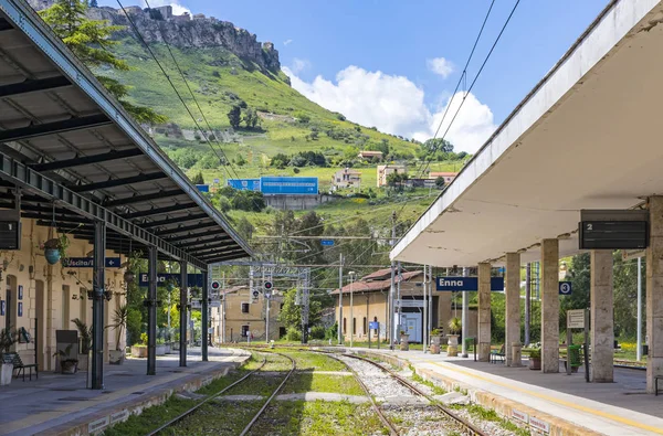 Enna, İtalya - 9 Mayıs 2018: Enna Tren İstasyonu (Stazione di Enna), 5 km uzaklıktadır Enna eski şehir, Sicilya çok altında yer alan küçük tren istasyonu. Palermo ve Catania için birkaç trenler bir gün çalıştırmak
