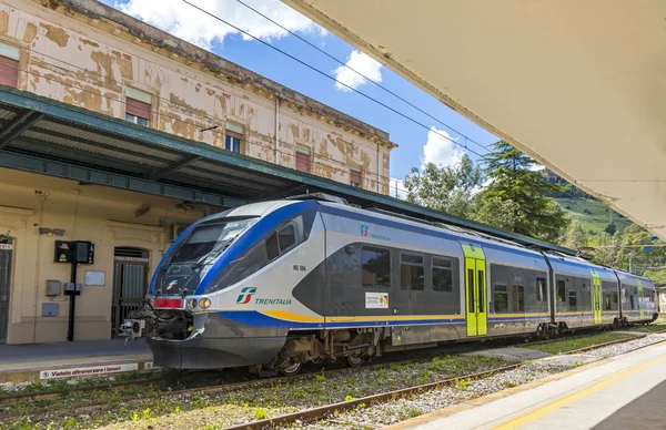 Enna Italië Mei 2018 Trein Komt Naar Enna Station Stazione — Stockfoto