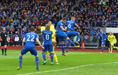 Reykjavik, İzlanda - 5 Eylül 2017: (Mavili) İzlanda oyuncular onların FIFA Dünya Kupası 2018 oyun Laugardalsvollur Stadyumu, eleme sırasında Ukrayna oyuncularla bir top için mücadele. İzlanda 2-0 kazandı