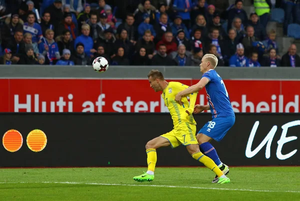 Reykjavik, İzlanda - 5 Eylül 2017: Andriy Yarmolenko Ukrayna (L) bir top için İzlanda ile Hordur Magnusson onların FIFA Dünya Kupası 2018 oyun Reykjavik, İzlanda eleme sırasında savaşır