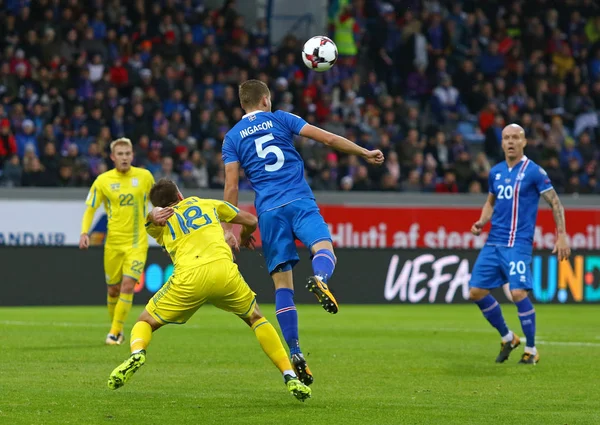 Reykjavik, İzlanda - 5 Eylül 2017: Artem Besedin Ukrayna (L, #18) bir top için İzlanda'daki Sverrir Ingason ile onların FIFA Dünya Kupası 2018 oyun Reykjavik, İzlanda eleme sırasında savaşır