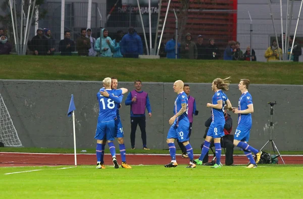 Reykjavik, İzlanda - 5 Eylül 2017: İzlanda oyuncular FIFA Dünya Kupası eleme maçında Ukrayna Laugardalsvollur Stadyumu'nda 2018 sırasında bir gol attı sonra tepki. İzlanda 2-0 kazandı