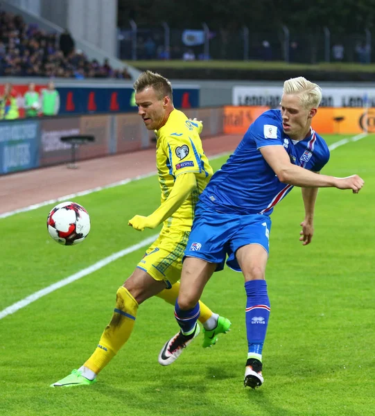 Reykjavik, İzlanda - 5 Eylül 2017: Hordur Magnusson Iceland (R) kavgalar bir top Andriy Yarmolenko onların FIFA Dünya Kupası 2018 oyun Reykjavik, İzlanda eleme sırasında Ukrayna ile