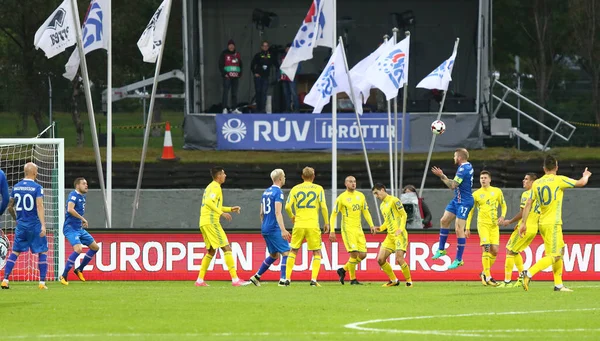 Reykjavik, İzlanda - 5 Eylül 2017: (Mavili) İzlanda oyuncular onların FIFA Dünya Kupası 2018 oyun Laugardalsvollur Stadyumu, eleme sırasında Ukrayna oyuncularla bir top için mücadele. İzlanda 2-0 kazandı