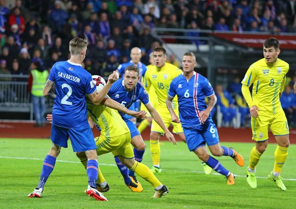 Reykjavik, İzlanda - 5 Eylül 2017: (Mavili) İzlanda oyuncular onların FIFA Dünya Kupası 2018 oyun Laugardalsvollur Stadyumu, eleme sırasında Ukrayna oyuncularla bir top için mücadele. İzlanda 2-0 kazandı