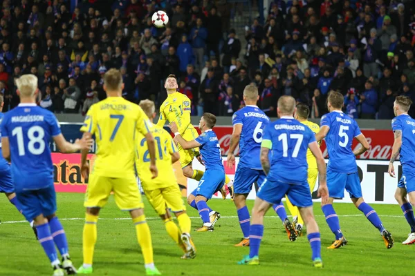 Reykjavik, İzlanda - 5 Eylül 2017: (Mavili) İzlanda oyuncular onların FIFA Dünya Kupası 2018 oyun Laugardalsvollur Stadyumu, eleme sırasında Ukrayna oyuncularla bir top için mücadele. İzlanda 2-0 kazandı