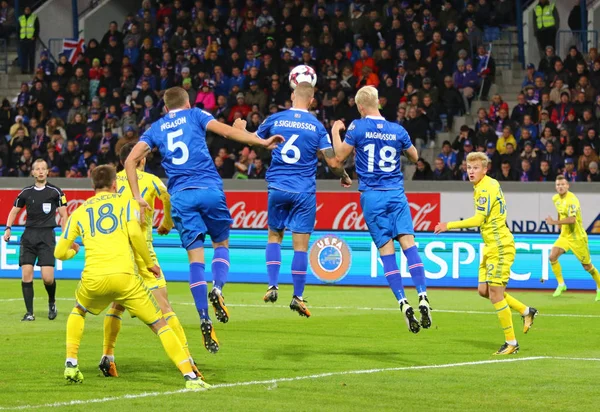 Reykjavik, İzlanda - 5 Eylül 2017: (Mavili) İzlanda oyuncular onların FIFA Dünya Kupası 2018 oyun Laugardalsvollur Stadyumu, eleme sırasında Ukrayna oyuncularla bir top için mücadele. İzlanda 2-0 kazandı