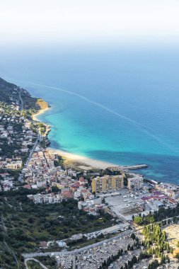 Havadan görünümü Vergine Maria Beach Palermo şehir, Sicilya, İtalya. Altın kum monte Pellegrino büyük ve andıran kitle tarafından hakim evleri arasında küçük bir üçgen