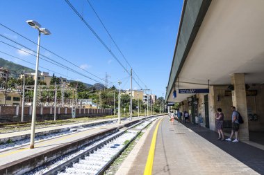 Cefalu, İtalya - 12 Mayıs 2018: Cefalu Tren İstasyonu (Stazione Ferroviaria di Cefalu). Cefalu şehir üzerinde kuzey kıyıları, Sicilya bölgesindeki Palermo eyaletinde Tiren Denizi'nde yer alan