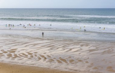 Fransa'nın Atlantik sahil su unrecognisable surfers Lacanau Ocean, Bordeaux, Fransa oteller