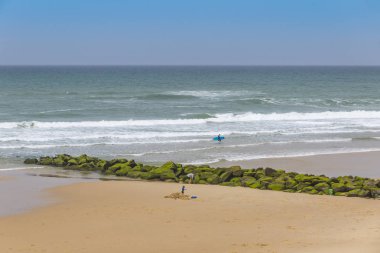 Atlantic coast Fransa Lacanau-Okyanusu, Bordeaux, Fransa yakın okyanus plaj. Rüzgarlı ve bulutlu yaz gün