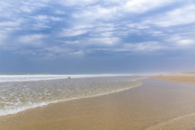 Atlantic coast Fransa Lacanau-Okyanusu, Bordeaux, Fransa yakın okyanus plaj. Rüzgarlı ve bulutlu yaz gün