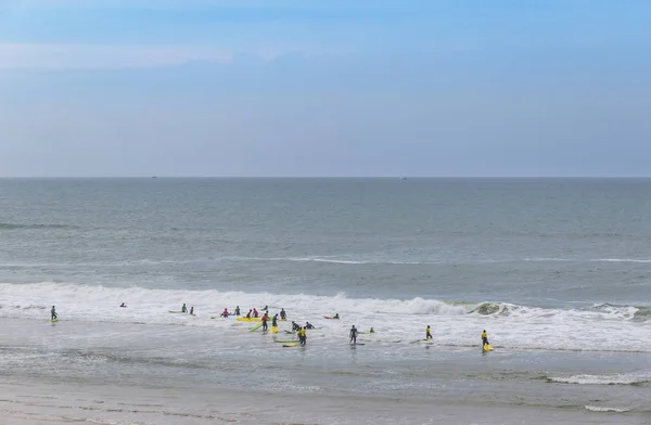 Oigenkännliga Surfare Vattnet Frankrikes Atlantiska Kust Nära Lacanau Ocean Bordeaux — Stockfoto