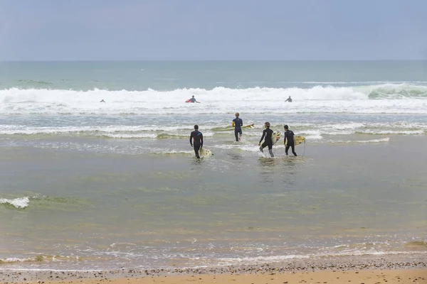 Bordeaux Francie Června 2017 Neidentifikovaný Surfaři Procházka Pláži Atlantické Pobřeží — Stock fotografie