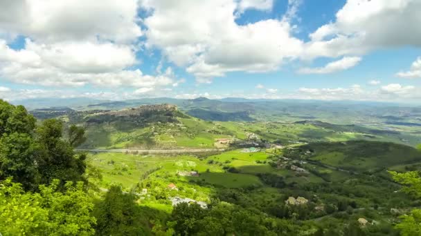 Γραφική πράσινη λοφώδη κοιλάδα κοντά Enna πόλη, Σικελία, Ιταλία — Αρχείο Βίντεο