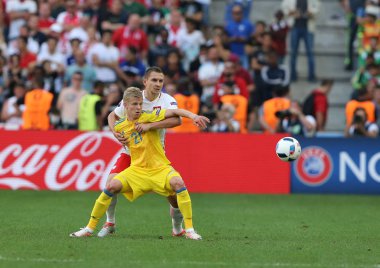Marseille, Fransa - 21 Haziran 2016: Olexandr Zinchenko Ukrayna (sarı) kavgalar bir top Artur Jedrzejczyk Stade Velodrome Marsilya, Fransa kendi Uefa Euro 2016 oyun sırasında Polonya ile