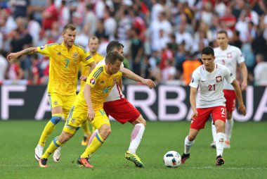Marseille, Fransa - 21 Haziran 2016: Ukrayna (içinde sarı) ve Polonya oyuncular Stade Velodrome Marseille onların Uefa Euro 2016 oyun sırasında bir top için mücadele. Polonya 1-0 kazandı