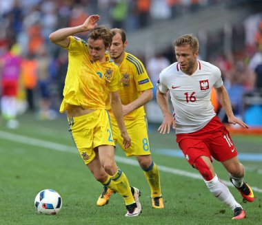Marseille, Fransa - 21 Haziran 2016: Bohdan Butko Ukrayna (L) Stade Velodrome Marseille onların Uefa Euro 2016 oyun sırasında Polonya ile Jakub Blaszczykowski bir top için savaşır. Polonya 1-0 kazandı