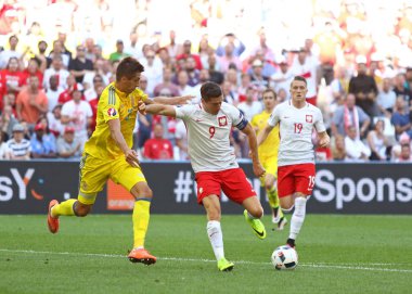 Marseille, Fransa - 21 Haziran 2016: Yevhen Khacheridi Ukrayna (L) Stade Velodrome Marseille onların Uefa Euro 2016 oyun sırasında Polonya Robert Lewandowski ile bir top için savaşır. Polonya 1-0 kazandı