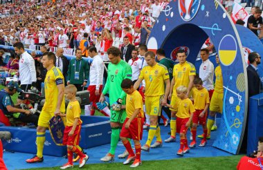 Marseille, Fransa - 21 Haziran 2016: Ukrayna (içinde sarı) ve Polonyalı oyuncu gitmek pitch Stade Velodrome Marseille, onların Uefa Euro 2016 maçtan önce. Polonya 1-0 kazandı